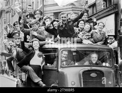 VE Day. Foule de gens sur un camion dans le Strand, Londres le jour V-E après l'annonce de la reddition allemande, le 8 mai 1945 Banque D'Images