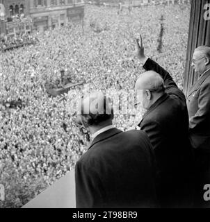 VE Day, Londres. Winston Churchill faisant signe à la foule à Whitehall, Londres le jour de la V-E, après l'annonce de la reddition allemande, le 8 mai 1945 Banque D'Images