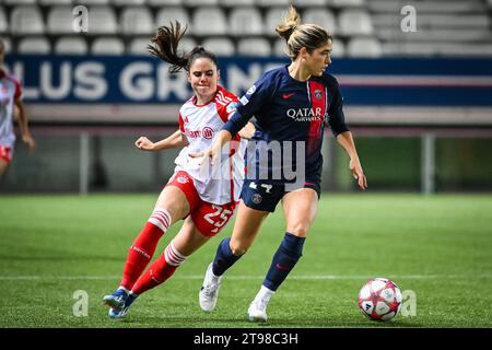 Paris, France, France. 23 novembre 2023. Sarah ZADRAZIL du Bayern Munich et Korbin ALBERT du PSG lors du match du groupe C de la Ligue des champions féminine de l'UEFA entre le Paris Saint-Germain et le FC Bayern Munich au Stade Jean-Bouin le 23 novembre 2023 à Paris. (Image de crédit : © Matthieu Mirville/ZUMA Press Wire) USAGE ÉDITORIAL SEULEMENT! Non destiné à UN USAGE commercial ! Banque D'Images
