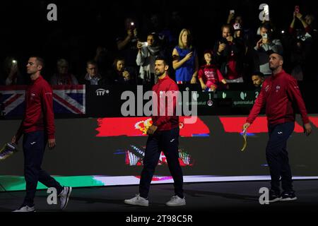 La serbe Novak Djokovic (au centre) lors du match de quart de finale de la coupe Davis 2023 au Palacio de Deportes Jose Maria Martin Carpena à Malaga, Espagne. Date de la photo : jeudi 23 novembre 2023. Banque D'Images