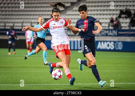 Paris, France, France. 23 novembre 2023. Jovana DAMNJANOVIC du Bayern Munich et Elisa DE ALMEIDA du PSG lors du match du groupe C de la Ligue des champions féminine de l'UEFA entre le Paris Saint-Germain et le FC Bayern Munich au Stade Jean-Bouin le 23 novembre 2023 à Paris, France. (Image de crédit : © Matthieu Mirville/ZUMA Press Wire) USAGE ÉDITORIAL SEULEMENT! Non destiné à UN USAGE commercial ! Banque D'Images