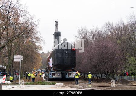 Gdynia, Pologne. 23 novembre 2023. Le sous-marin polonais hors service de classe Kobben ORP Sokol 294, ancien HNoMS Stord norvégien (S-308), est transporté au Musée naval pour y être exposé en plein air © Wojciech Strozyk / Alamy Live News Banque D'Images