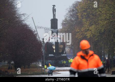 Gdynia, Pologne. 23 novembre 2023. Le sous-marin polonais hors service de classe Kobben ORP Sokol 294, ancien HNoMS Stord norvégien (S-308), est transporté au Musée naval pour y être exposé en plein air © Wojciech Strozyk / Alamy Live News Banque D'Images