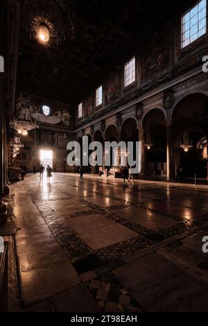 Intérieur avec d'anciennes arches en pierre, la basilique Santa Maria in Aracoeli est l'une des églises de Rome et se dresse sur la colline du Capitole Banque D'Images