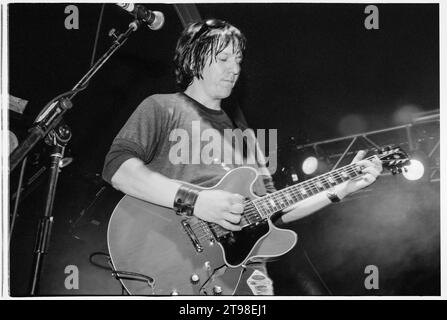 ELLIOTT SMITH, READING FESTIVAL, 1998 : l'auteur-compositeur Elliott Smith (1969-2003) joue en direct dans la tente Melody Maker au Reading Festival, Angleterre, Royaume-Uni, le 29 août 1998. Photo : Rob Watkins. INFO : Elliott Smith, auteur-compositeur-interprète influent, a laissé une marque indélébile sur la scène folk indie avec des mélodies incroyablement belles et des paroles introspectives. Des albums comme 'soit/soit' et 'XO' ont mis en valeur son talent brut, mais sa mort tragique en 2003 a ajouté une couche poignante à son héritage. Banque D'Images