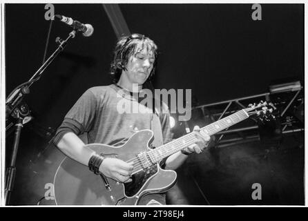 ELLIOTT SMITH, READING FESTIVAL, 1998 : l'auteur-compositeur Elliott Smith (1969-2003) joue en direct dans la tente Melody Maker au Reading Festival, Angleterre, Royaume-Uni, le 29 août 1998. Photo : Rob Watkins. INFO : Elliott Smith, auteur-compositeur-interprète influent, a laissé une marque indélébile sur la scène folk indie avec des mélodies incroyablement belles et des paroles introspectives. Des albums comme 'soit/soit' et 'XO' ont mis en valeur son talent brut, mais sa mort tragique en 2003 a ajouté une couche poignante à son héritage. Banque D'Images