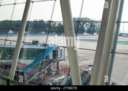 Manchon du pont aérien pour la transition vers la cabine de l'avion dans le terminal de l'aéroport international de Phuket, Thaïlande, 03.23.2022 Banque D'Images
