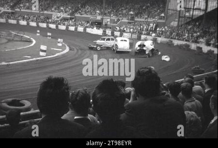 Années 1950, courses historiques de stock-car au Hyde Road Stadium Manchester, stade de Belle vue, speedway, Angleterre, Royaume-Uni. Le début des années 50 a vu le sport des stock-cars ou des courses de banger décoller au Royaume-Uni, avec l'année 1954 plus de 35 pistes organisant plus de 130 réunions. Banque D'Images