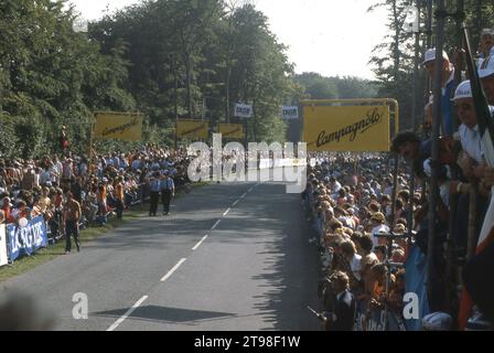 1982, les spectateurs alignent l'arrivée directement aux Championnats du monde de cyclisme UCI qui se déroulent sur le célèbre circuit automobile Goodwood, Chichester, West Sussex, Angleterre, Royaume-Uni. La course passionnante remportée par l'Italien Giuseppe Sarroni, qui a battu les légendes du cyclisme, Greg Lemond et Sean Kelly avec son dernier sprint pour la victoire, lui donnant le nickmane de 'la fulcilata di Goodwood', le coup de feu de Goodwood. Mandy Jones, de Grande-Bretagne, remporte la course sur route féminine. Banque D'Images