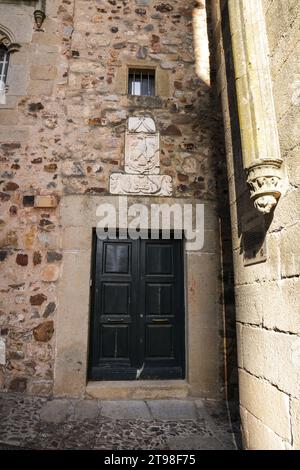 Caceres, Estrémadure, Espagne- 23 octobre 2023 : détails architecturaux du Palais de Sande ou de la Casa del Aguila Banque D'Images