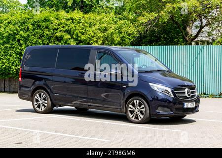 FRYDEK-MISTEK, RÉPUBLIQUE TCHÈQUE - 28 MAI 2023 : Mercedes-Benz classe V monospace de luxe avec jantes en alliage comme navette Banque D'Images