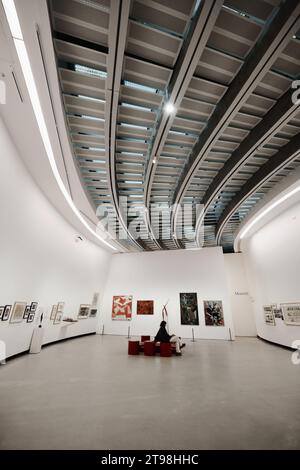 Rome, Italie - octobre 29 2023 : intérieur du musée national MAXXI d'art contemporain et d'architecture du 21e siècle, bâtiment conçu par Zaha Hadid Banque D'Images