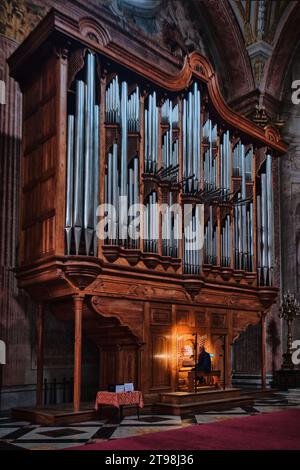 Rome, Italie - octobre 29 2023 : un homme jouant d'un orgue dans la basilique Santa Maria degli Angeli e dei Martiri Banque D'Images