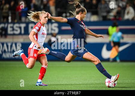 Linda DALLMANN du Bayern Munich et Lieke MARTENS VAN LEER du PSG lors du match de football du groupe C de l'UEFA Women's Champions League entre le Paris Saint-Germain et le Bayern Munich le 23 novembre 2023 au stade Jean Bouin à Paris Banque D'Images