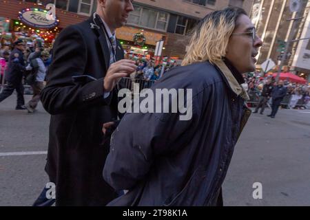 New York, États-Unis. 23 novembre 2023. NEW YORK, NEW YORK - NOVEMBRE 23 : un manifestant est arrêté alors que le défilé du jour de Thanksgiving de Macy était temporairement interrompu après qu'une poignée de manifestants pro-palestiniens ont sauté les barricades et se sont précipités dans la rue le long du parcours du défilé sur la Sixième Avenue le 23 novembre 2023 à New York. Crédit : Ron Adar/Alamy Live News Banque D'Images