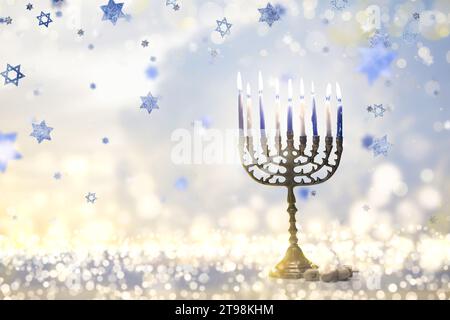 Joyeux Hanukkah. Bougies allumées en menorah. Célébration familiale de la fête juive. Banque D'Images