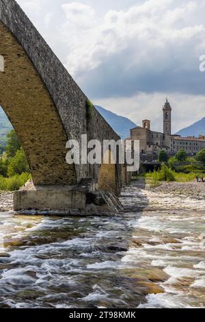 Pont de Gobbo aussi Pont du diable ou Ponte del Diavolo ou Ponte Gobbo à Bobbio, province de Piacenza, Vallée de Trebbia, Emilie Romagne, Italie Banque D'Images