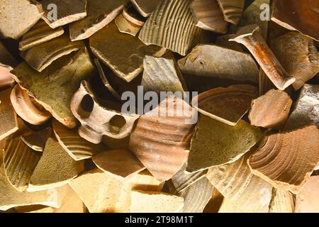 Éclats de poterie romane romane cassée, Césarée, Israël. Banque D'Images