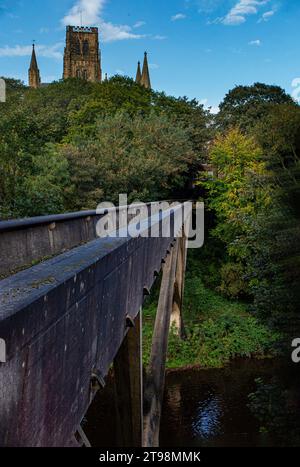 Cathédrale de Durham depuis un pont au-dessus de la rivière Wear en fin d'après-midi en été, comté de Durham Banque D'Images