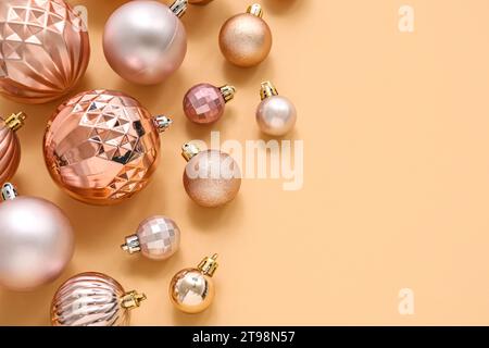 Composition avec des boules de Noël sur fond beige Banque D'Images