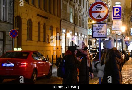 Prague, République tchèque. 23 novembre 2023. Panneau d'interdiction de circulation dans la rue Jachymova reliant les rues Maiselova et Parizska à Prague, République tchèque, 23 novembre 2023. L'hôtel de ville du district de Prague 1 a installé des panneaux interdisant aux voitures d'entrer dans une grande partie du quartier historique de la vieille ville entre 22:00 et 6:00 dans le but de limiter le bruit qui dérange les résidents locaux la nuit. Crédit : Roman Vondrous/CTK photo/Alamy Live News Banque D'Images