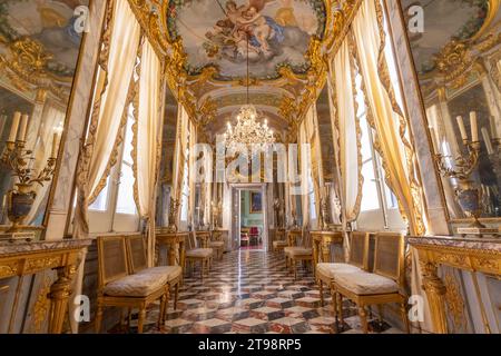 Gênes, Italie - 8 août 2023 : Palais Spinola. Couloir dans le style baroque de luxe, vieux palais, personne Banque D'Images