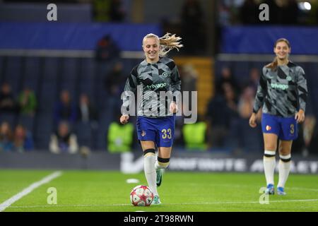 23 novembre 2023 ; Stamford Bridge, Londres, Angleterre : UEFA Womens Champions League football, Chelsea contre Paris FC Feminines ; Aggie Beever-Jones de Chelsea se réchauffe avant le coup d'envoi. Crédit : action plus Sports Images/Alamy Live News Banque D'Images