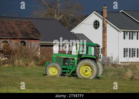 Watsontown, États-Unis. 22 novembre 2023. Un tracteur John Deere 4450 est vu sur une ferme près de Watsontown, Pennsylvanie, le 22 novembre 2023. John Deere a déclaré un bénéfice net de 2,369 milliards de dollars, ou 8,26 $ par action, pour le quatrième trimestre de 2023. (Photo de Paul Weaver/Sipa USA) crédit : SIPA USA/Alamy Live News Banque D'Images