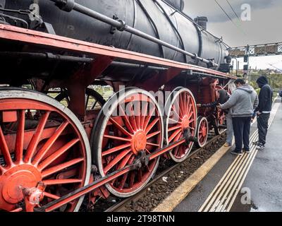 Locomotive à vapeur Pacific 231065 dans la gare de Petrosani, comté de Hunedoara, Roumanie. Détails des roues. Banque D'Images