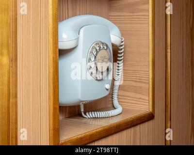 Téléphone vintage dans le train présidentiel à la gare de Petrosani, Hunedoara, Roumanie. Banque D'Images