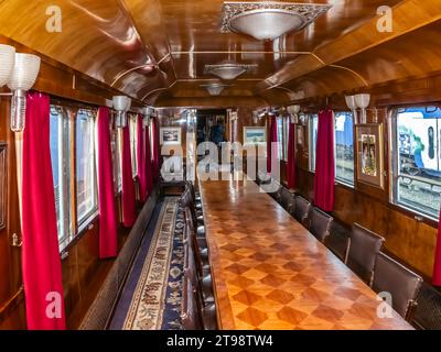 Petrosani, Hunedoara, Roumanie - 27 octobre 2023 : Images du salon du train royal dans la gare Petrosani, Hunedoara, Roumanie. Banque D'Images