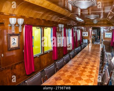 Petrosani, Hunedoara, Roumanie - 27 octobre 2023 : Images du salon du train royal dans la gare Petrosani, Hunedoara, Roumanie. Banque D'Images