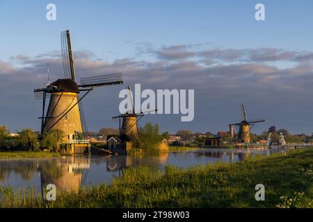 Moulins à vent traditionnels néerlandais à Kinderdijk - site de l'UNESCO, pays-Bas Banque D'Images