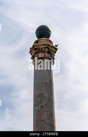 Vue rapprochée de la colonne vénitienne sur la place Atatürk, Nicosie, (Lefkosia, Lefkosa), Chypre du Nord Banque D'Images