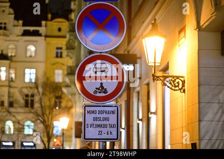 Prague, République tchèque. 23 novembre 2023. Panneau d'interdiction de circulation dans la rue Jachymova reliant les rues Maiselova et Parizska à Prague, République tchèque, 23 novembre 2023. L'hôtel de ville du district de Prague 1 a installé des panneaux interdisant aux voitures d'entrer dans une grande partie du quartier historique de la vieille ville entre 22:00 et 6:00 dans le but de limiter le bruit qui dérange les résidents locaux la nuit. Crédit : Roman Vondrous/CTK photo/Alamy Live News Banque D'Images