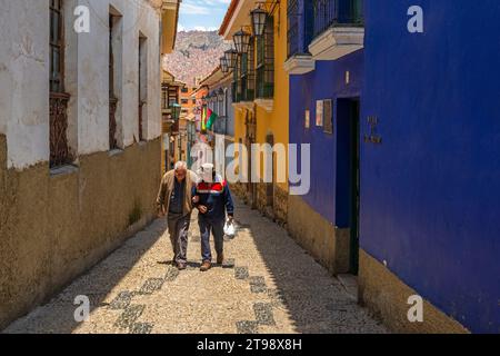 Deux hommes boliviens âgés marchant dans la rue de style colonial de la Paz, Bolivie. Banque D'Images