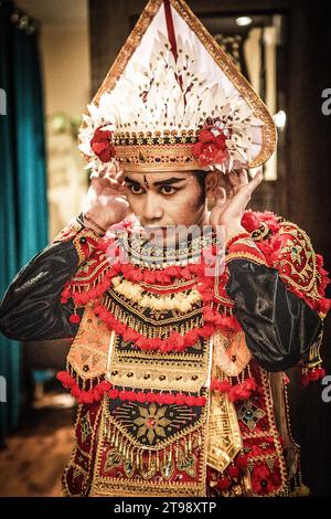 Un danseur balinais danse une danse traditionnelle balinaise portant des vêtements traditionnels balinais rouges dans un café de Shanghai, en Chine Banque D'Images