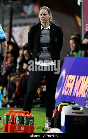 Rome, Italie. 23 novembre 2023. Suzanne Bakker entraîneure-chef de l'Ajax lors du match de la phase de groupes C de la Ligue des Champions féminine entre L'AS Roma et l'Ajax au stade tre fontane, Rome (Italie), le 23 novembre 2023. Crédit : Insidefoto di andrea staccioli/Alamy Live News Banque D'Images