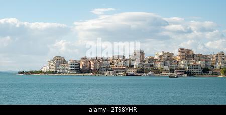 Beau paysage de Saranda. Albanie. Panorama de la ville. Promenade. City Port. Plage de la ville. La mer Ionienne. Riviera albanaise. Concept de voyage b Banque D'Images