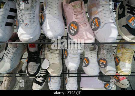 Londres, Royaume-Uni. 23 novembre 2023. Les magasins annoncent des offres Black Friday sur Oxford Street, Londres. Crédit : Anna Watson/Alamy Live News Banque D'Images