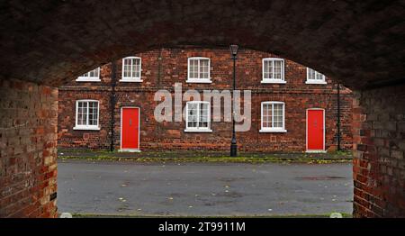 En regardant à travers l'arche de la Croft aux portes rouges de William Street qui fait partie du village de New Frodingham à Scunthorpe dans le Lincolnshire. Banque D'Images