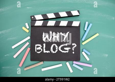 Pourquoi Blog. Film clapper et morceaux de craie colorés. Banque D'Images