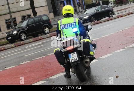 Ein Polizist sitzt auf seinem Motorrad. Symbolbild/Symbolfoto. Rotherbaum Hamburg *** Un policier est assis sur sa moto image symbole photo symbole Rotherbaum Hamburg crédit : Imago/Alamy Live News Banque D'Images