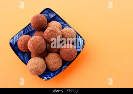 Récipient avec bonbons ronds au chocolat Banque D'Images