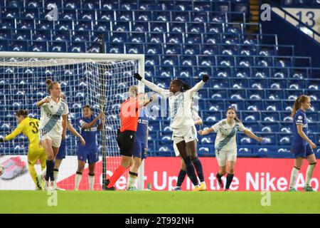 Londres, Royaume-Uni. 23 novembre 2023. Londres, Angleterre, 23 novembre 2023 : Théa Greboval (19 Paris FC) célèbre après avoir marqué un but lors du match de la Ligue des champions féminine de l'UEFA entre Chelsea et Paris FC au Stamford Bridge à Londres, Angleterre (Alexander Canillas/SPP) crédit : SPP Sport Press photo. /Alamy Live News Banque D'Images