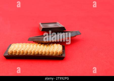 Biscuits sucrés et croquants sur une base de chocolat Banque D'Images