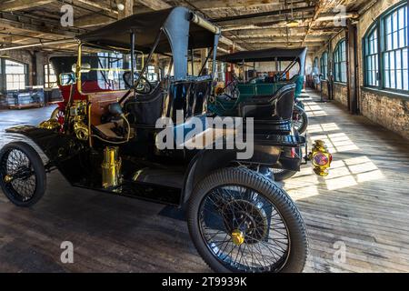 Plusieurs Ford Model T noirs avec des phares en laiton brillants sont alignés dans la salle d'usine ensoleillée de l'usine Ford Piquette à Detroit, Michigan, États-Unis. Construit en 1904, l'usine Ford Piquette est considérée comme le plus ancien bâtiment survivant initialement construit à des fins de production automobile qui reste ouvert au public. Banque D'Images