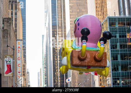 New York, États-Unis. 23 novembre 2023. Le ballon Bob l'éponge SquarePants est exposé à la parade du jour de Thanksgiving 97th Macy à New York, NY. (Photo de Erin Lefevre/NurPhoto) crédit : NurPhoto SRL/Alamy Live News Banque D'Images