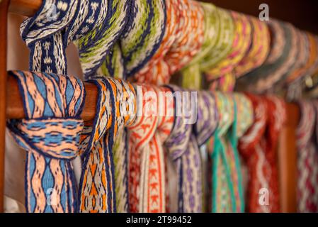 Many colorful belts with patterns. Folk art, handmade, Knitting of a traditional ethnic latvian folk belt Banque D'Images