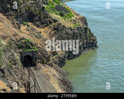Les voies approchent du tunnel ferroviaire 9 à la gorge du fleuve Columbia près de Lyle dans l'État de Washington, aux États-Unis Banque D'Images